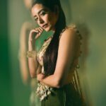 Jonita Gandhi Instagram - What’s your favourite Diwali memory? Mine is going to the gurudwara in Malton, Ontario and lighting candles and diyas in the parking lot with my family 🪔♥️ Happy dhanteras, choti diwali, and diwali everyone. May the light within all of us shine bright and keep all the negative energy away ✨ Photo: @shreyansdungarwal Outfit: @payalsinghal Hair: @dwyessh_hairwizard @aaliyahussainhairmakeupcreator