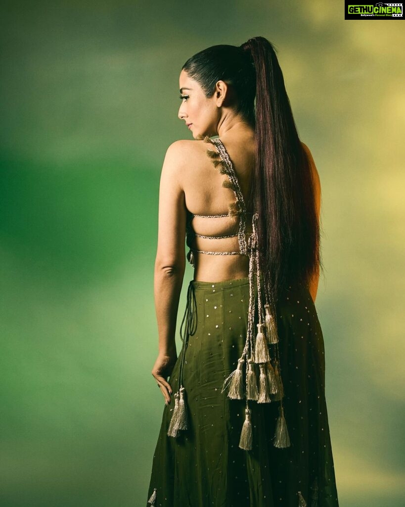 Jonita Gandhi Instagram - What’s your favourite Diwali memory? Mine is going to the gurudwara in Malton, Ontario and lighting candles and diyas in the parking lot with my family 🪔♥ Happy dhanteras, choti diwali, and diwali everyone. May the light within all of us shine bright and keep all the negative energy away ✨ Photo: @shreyansdungarwal Outfit: @payalsinghal Hair: @dwyessh_hairwizard @aaliyahussainhairmakeupcreator