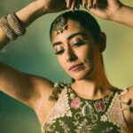 Jonita Gandhi Instagram - What’s your favourite Diwali memory? Mine is going to the gurudwara in Malton, Ontario and lighting candles and diyas in the parking lot with my family 🪔♥️ Happy dhanteras, choti diwali, and diwali everyone. May the light within all of us shine bright and keep all the negative energy away ✨ Photo: @shreyansdungarwal Outfit: @payalsinghal Hair: @dwyessh_hairwizard @aaliyahussainhairmakeupcreator