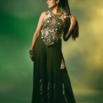 Jonita Gandhi Instagram - What’s your favourite Diwali memory? Mine is going to the gurudwara in Malton, Ontario and lighting candles and diyas in the parking lot with my family 🪔♥️ Happy dhanteras, choti diwali, and diwali everyone. May the light within all of us shine bright and keep all the negative energy away ✨ Photo: @shreyansdungarwal Outfit: @payalsinghal Hair: @dwyessh_hairwizard @aaliyahussainhairmakeupcreator
