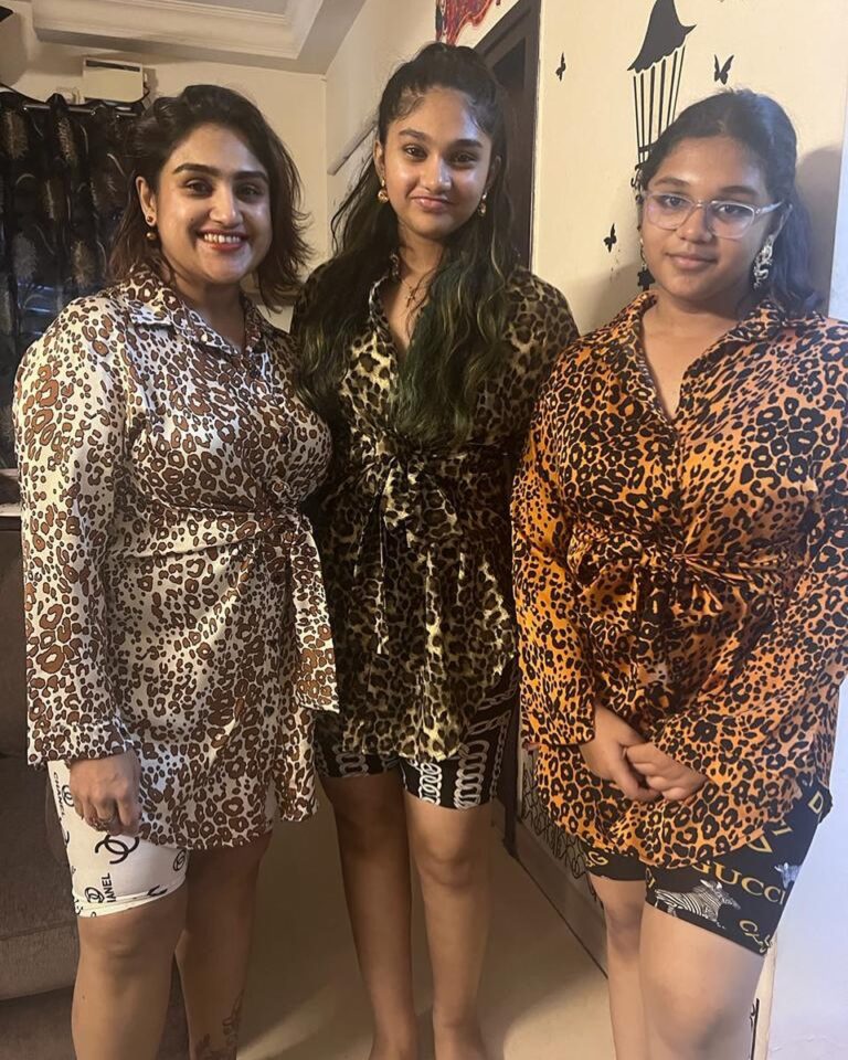 Jovika vijaykumar Instagram - Do you wanna see a magic trick? 🎩🫶 - - - Dresses from @vanithavijaykumarstylingstudio Dm to order 🫶 Chennai, India