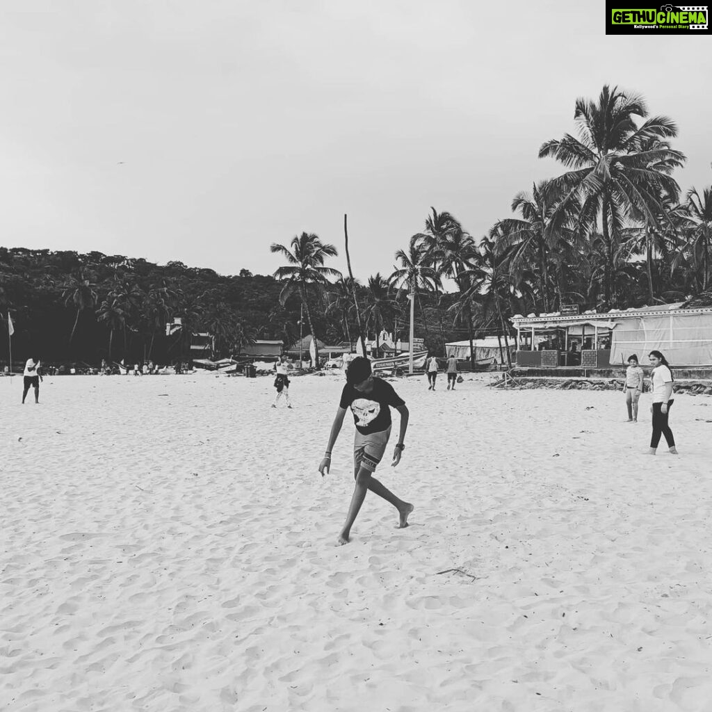Jovika vijaykumar Instagram - A game of catch is what's happening Baga Beach, Goa