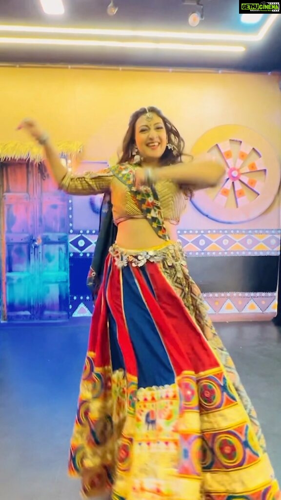 Juhi Parmar Instagram - The dancing is never ending this season and back with a track I’m loving this Navratri! What’s your favourite navratri track, share it with me! @kajalpurohit1 looking forward to more fun dances with you 🤗 Choreographer @kajalpurohit1 HMU @ruupa_krupa Outfit @artisanalseparates #navratri #navratrispecial #garba #dandiya #dance #indian #reels #reel #reelsinstagram #reelkarofeelkaro