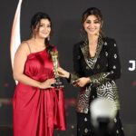 Juhi Parmar Instagram - Awards are always special but after so many years of being in the industry and picking up a debut award for best OTT debut actresses makes me feel like there is so much still to explore and do! It’s a beautiful time to be an actor with OTT, digital and so many new mediums for us besides the traditional ones we started our careers with. Thank you @theviralfever and @sunshineproductionsofficial for giving me Yeh Meri Family! And of course @amazonminitv for giving us such a wonderful platform for this show which shall always remain close to my heart! And the evening was extra special as my darling daughter @samairratales accompanied me on the red carpet and was clapping for her mother….truly the sacrifices are never one way as when I’m at the shoot, it’s my Ginni who misses me the most. Getting the trophy from the talented and stunning @theshilpashetty was a cherry on top as she too juggles between work and motherhood, inspiring so many women that it’s truly possible! Big thankyou to @dollybnb and @brandnbuzz for always having my back and making everything extra special. And lastly the most important piece of the puzzle, my biggest cheer leaders are you guys who keep showering me with love, supporting me in every endeavour of mine….Juhi is what she is because of all of you ❤️ kyunki main hoon aap sab ki Juhi Parmar! Thank you @brandempower.in for the award. #IndustryLeaderAwards #ILA2023 #brandempower #grateful #debutaward #yehmerifamily #ottdebutaward Styled by @deeti.mehta Outfit @kelaayah Assistant @snehatiwari05 MUA @ruupa_krupa Managed by @brandnbuzz