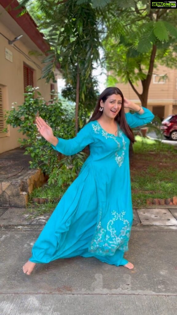 Juhi Parmar Instagram - When you love to dance and find just the right song on your playlist, and then think why not try out some moves! #bollywood #bollywoodsongs #bollywoodstyle #dance #dancelover #reels #reel #reelsinstagram