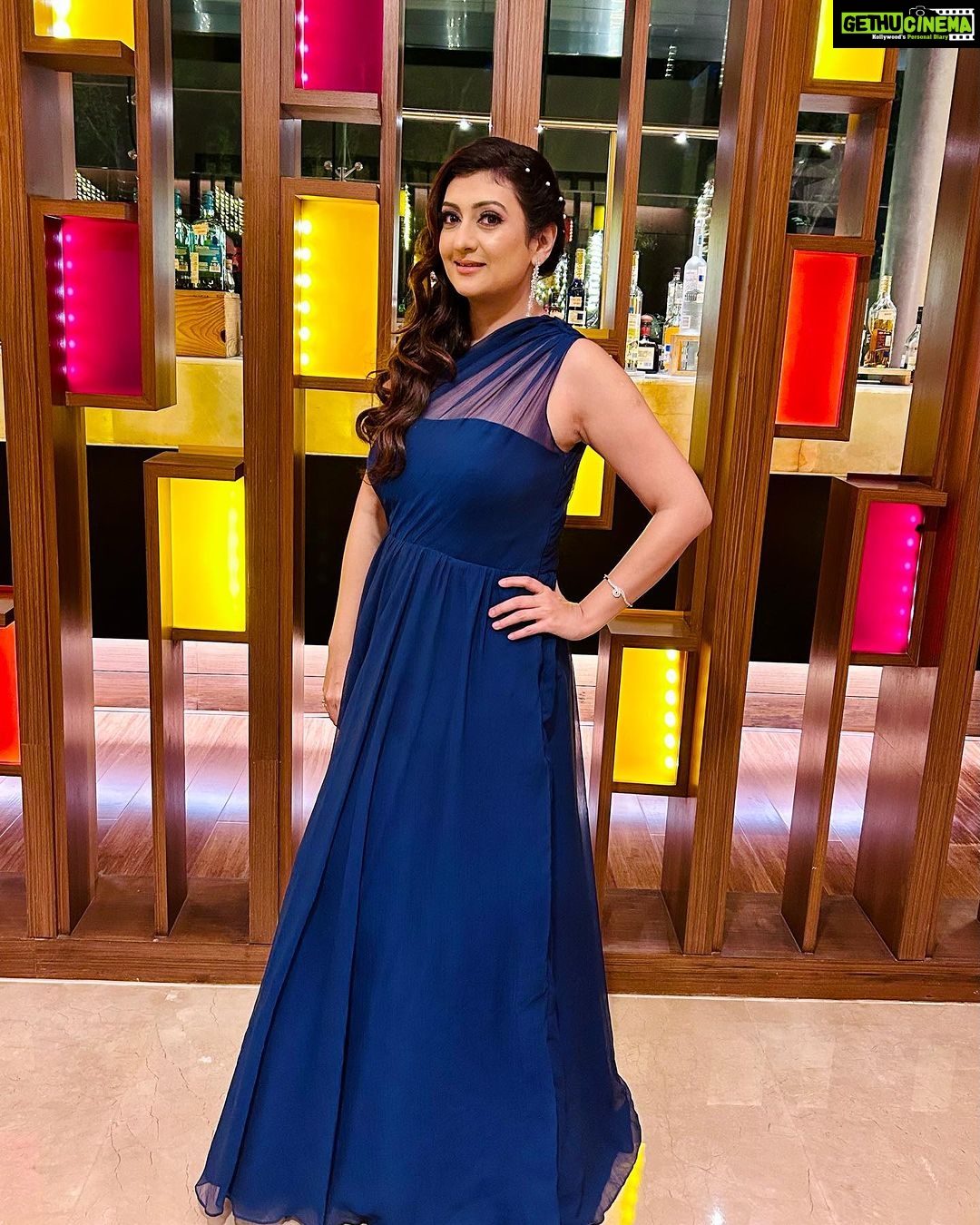 Juhi Parmar Instagram - The glow 🏆 Thank you for making this journey of Yeh Meri Family so special! It’s all of you and the love you guys have given us that has gotten us to these awards and recognition. Won the best jodi in web originals with @rajeshkumar.official at #screenxx2023 awards A big thank you to @theviralfever @sunshineproductionsofficial @amazonminitv @arunabhkumar @koshyvijay @vipulmayankroy @cma.sees @sudhirpix @nikhil_sachan_ @cpayal for putting up such a great show and giving me ‘Neerja’ ❤️ Thankyou #Screenxx2023 #screenxxawards @adgully @biz_ghosh_2021 @itzz.trending for the award . . . HMU @ruupa_krupa