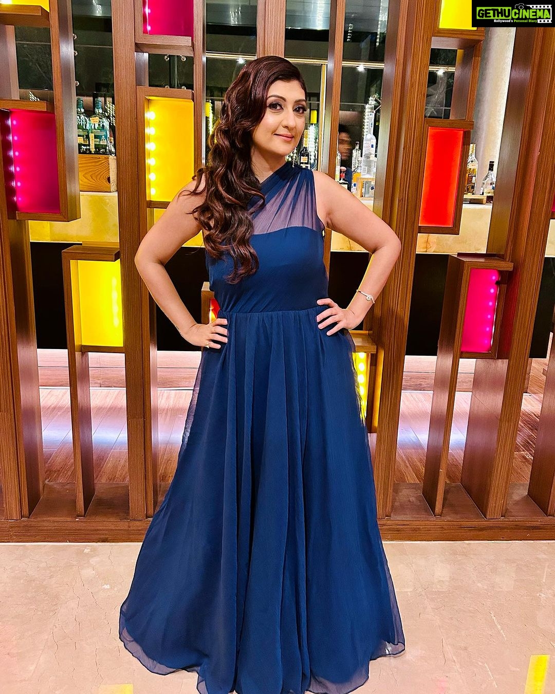 Juhi Parmar Instagram - The glow 🏆 Thank you for making this journey of Yeh Meri Family so special! It’s all of you and the love you guys have given us that has gotten us to these awards and recognition. Won the best jodi in web originals with @rajeshkumar.official at #screenxx2023 awards A big thank you to @theviralfever @sunshineproductionsofficial @amazonminitv @arunabhkumar @koshyvijay @vipulmayankroy @cma.sees @sudhirpix @nikhil_sachan_ @cpayal for putting up such a great show and giving me ‘Neerja’ ❤️ Thankyou #Screenxx2023 #screenxxawards @adgully @biz_ghosh_2021 @itzz.trending for the award . . . HMU @ruupa_krupa