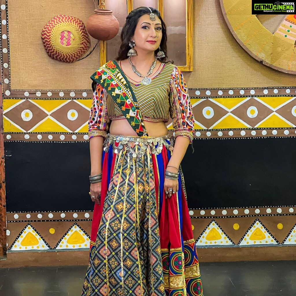 Juhi Parmar Instagram - A time of the year when everything is as beautiful as a painting because the colours are endless....Lets paint our memories as much as we can as today will never come back tomorrow! #navratri #navratrispecial #indianwear #festival #festive #festivetime