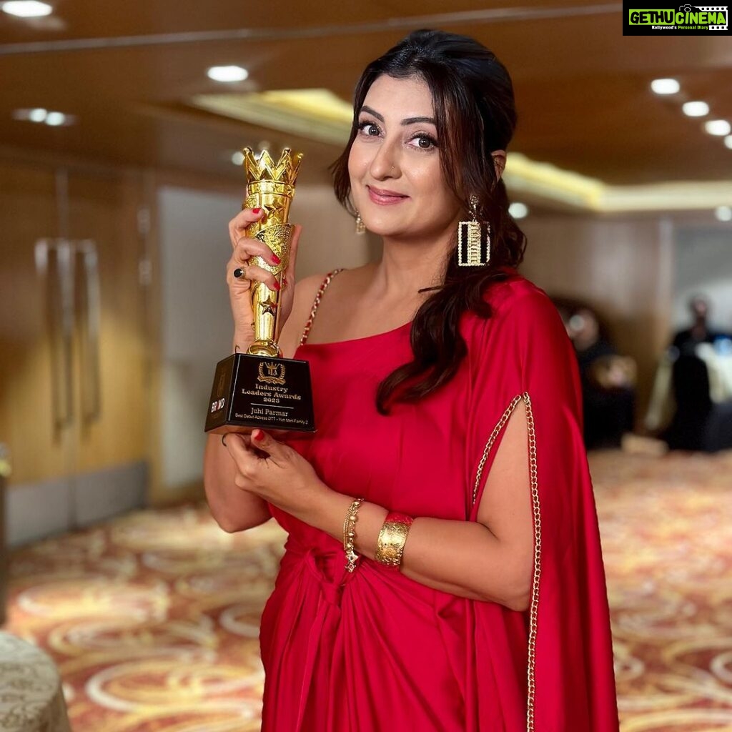 Juhi Parmar Instagram - Awards are always special but after so many years of being in the industry and picking up a debut award for best OTT debut actresses makes me feel like there is so much still to explore and do! It’s a beautiful time to be an actor with OTT, digital and so many new mediums for us besides the traditional ones we started our careers with. Thank you @theviralfever and @sunshineproductionsofficial for giving me Yeh Meri Family! And of course @amazonminitv for giving us such a wonderful platform for this show which shall always remain close to my heart! And the evening was extra special as my darling daughter @samairratales accompanied me on the red carpet and was clapping for her mother….truly the sacrifices are never one way as when I’m at the shoot, it’s my Ginni who misses me the most. Getting the trophy from the talented and stunning @theshilpashetty was a cherry on top as she too juggles between work and motherhood, inspiring so many women that it’s truly possible! Big thankyou to @dollybnb and @brandnbuzz for always having my back and making everything extra special. And lastly the most important piece of the puzzle, my biggest cheer leaders are you guys who keep showering me with love, supporting me in every endeavour of mine….Juhi is what she is because of all of you ❤️ kyunki main hoon aap sab ki Juhi Parmar! Thank you @brandempower.in for the award. #IndustryLeaderAwards #ILA2023 #brandempower #grateful #debutaward #yehmerifamily #ottdebutaward Styled by @deeti.mehta Outfit @kelaayah Assistant @snehatiwari05 MUA @ruupa_krupa Managed by @brandnbuzz