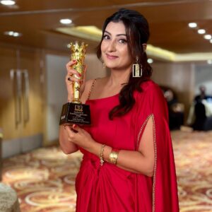 Juhi Parmar Instagram - Awards are always special but after so many years of being in the industry and picking up a debut award for best OTT debut actresses makes me feel like there is so much still to explore and do! It’s a beautiful time to be an actor with OTT, digital and so many new mediums for us besides the traditional ones we started our careers with. 

Thank you @theviralfever and @sunshineproductionsofficial for giving me Yeh Meri Family! And of course @amazonminitv for giving us such a wonderful platform for this show which shall always remain close to my heart!

And the evening was extra special as my darling daughter @samairratales accompanied me on the red carpet and was clapping for her mother….truly the sacrifices are never one way as when I’m at the shoot, it’s my Ginni who misses me the most.

Getting the trophy from the talented and stunning @theshilpashetty was a cherry on top as she too juggles between work and motherhood, inspiring so many women that it’s truly possible! 

Big thankyou to @dollybnb and @brandnbuzz for always having my back and making everything extra special.

And lastly the most important piece of the puzzle, my biggest cheer leaders are you guys who keep showering me with love, supporting me in every endeavour of mine….Juhi is what she is because of all of you ❤️ kyunki main hoon aap sab ki Juhi Parmar!

Thank you @brandempower.in for the award.

#IndustryLeaderAwards
#ILA2023 #brandempower
#grateful #debutaward #yehmerifamily #ottdebutaward 

Styled by @deeti.mehta 
Outfit @kelaayah 
Assistant @snehatiwari05 
MUA @ruupa_krupa
Managed by @brandnbuzz