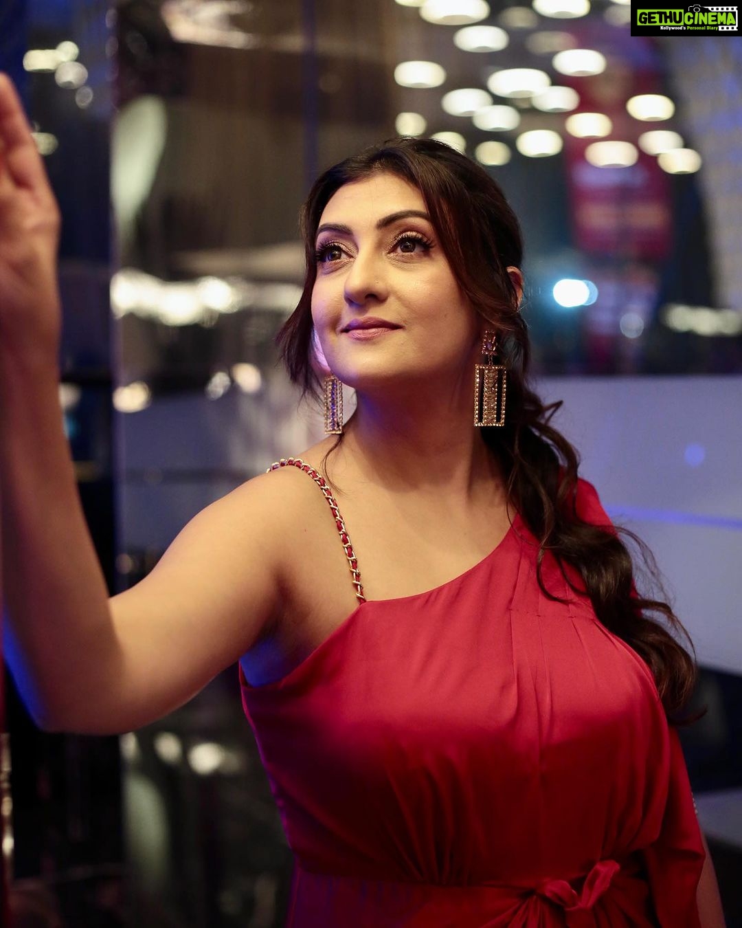 Juhi Parmar Instagram - Painting the town red 🌹❤️ in Juhi style! Glimpses from last night as I dolled up and attended an awards ceremony after long! The red carpet, the lights, the camera..I guess somethings I will always love, always cherish as is the love from all of you! More coming up soon…. Styled by: @deeti.mehta Outfit : @kelaayah Assistant @snehatiwari05 Managed by @brandnbuzz MUA @ruupa_krupa