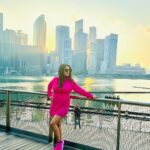 Kaavya Singh Instagram - #singapore🇸🇬 #marinabaysands #beautifulhotels #sealovers #bluewater #freshair #singaporelife #travelphotography #travelling #pinkdress #lovepinkcolor #traveltheworld #explore #faith #actorslife #omnamahshivaya 🔱🙏🏻❤️🧿 Marina Bay Sands,singapore