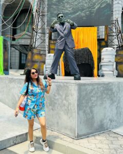 Kaavya Singh Instagram - #singapore🇸🇬 #universalstudios #singaporelife #music #travelphotography #travelling #feelingblessed #omnamahshivaya 🔱❤️🙏🏻🧿