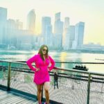 Kaavya Singh Instagram - #singapore🇸🇬 #marinabaysands #beautifulhotels #sealovers #bluewater #freshair #singaporelife #travelphotography #travelling #pinkdress #lovepinkcolor #traveltheworld #explore #faith #actorslife #omnamahshivaya 🔱🙏🏻❤️🧿 Marina Bay Sands,singapore
