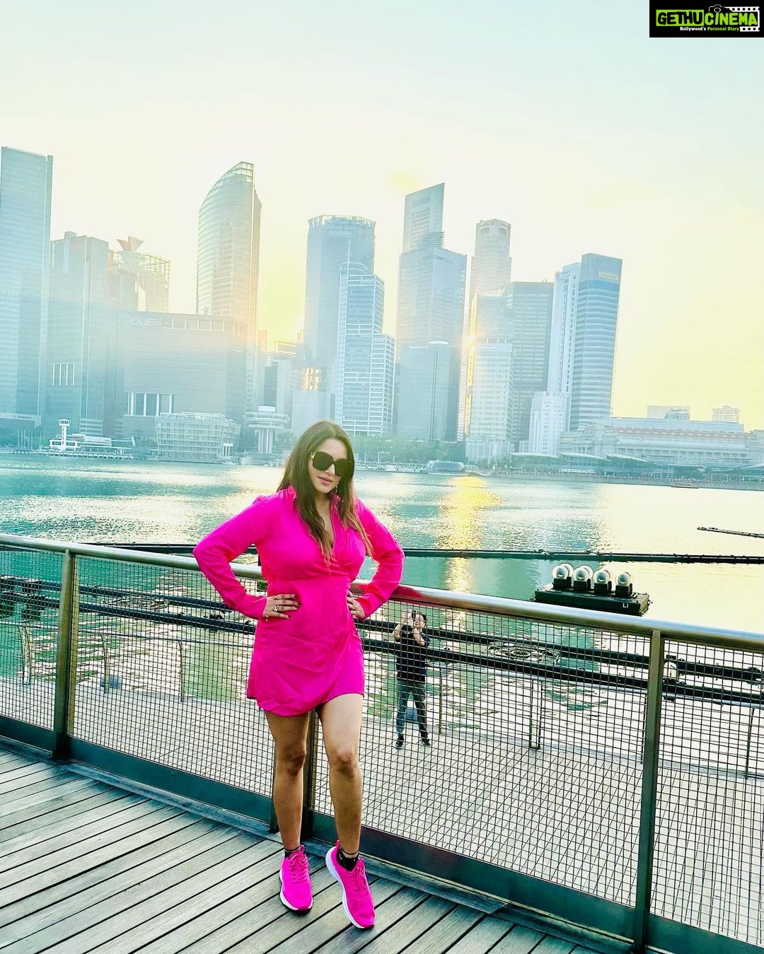 Kaavya Singh Instagram - #singapore🇸🇬 #marinabaysands #beautifulhotels #sealovers #bluewater #freshair #singaporelife #travelphotography #travelling #pinkdress #lovepinkcolor #traveltheworld #explore #faith #actorslife #omnamahshivaya 🔱🙏🏻❤️🧿 Marina Bay Sands,singapore
