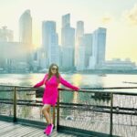 Kaavya Singh Instagram - #singapore🇸🇬 #marinabaysands #beautifulhotels #sealovers #bluewater #freshair #singaporelife #travelphotography #travelling #pinkdress #lovepinkcolor #traveltheworld #explore #faith #actorslife #omnamahshivaya 🔱🙏🏻❤️🧿 Marina Bay Sands,singapore