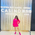 Kaavya Singh Instagram - #singapore🇸🇬 #marinabaysands #beautifulhotels #sealovers #bluewater #freshair #singaporelife #travelphotography #travelling #pinkdress #lovepinkcolor #traveltheworld #explore #faith #actorslife #omnamahshivaya 🔱🙏🏻❤️🧿 Marina Bay Sands,singapore