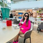 Kaavya Singh Instagram - #singapore🇸🇬 #marinabaysands #beautifulhotels #sealovers #bluewater #freshair #singaporelife #travelphotography #travelling #pinkdress #lovepinkcolor #traveltheworld #explore #faith #actorslife #omnamahshivaya 🔱🙏🏻❤️🧿 Marina Bay Sands,singapore