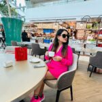 Kaavya Singh Instagram - #singapore🇸🇬 #marinabaysands #beautifulhotels #sealovers #bluewater #freshair #singaporelife #travelphotography #travelling #pinkdress #lovepinkcolor #traveltheworld #explore #faith #actorslife #omnamahshivaya 🔱🙏🏻❤️🧿 Marina Bay Sands,singapore