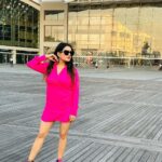 Kaavya Singh Instagram - #singapore🇸🇬 #marinabaysands #beautifulhotels #sealovers #bluewater #freshair #singaporelife #travelphotography #travelling #pinkdress #lovepinkcolor #traveltheworld #explore #faith #actorslife #omnamahshivaya 🔱🙏🏻❤️🧿 Marina Bay Sands,singapore