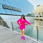Kaavya Singh Instagram - #singapore🇸🇬 #marinabaysands #beautifulhotels #sealovers #bluewater #freshair #singaporelife #travelphotography #travelling #pinkdress #lovepinkcolor #traveltheworld #explore #faith #actorslife #omnamahshivaya 🔱🙏🏻❤️🧿 Marina Bay Sands,singapore