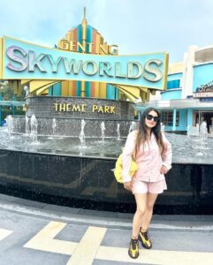 Kaavya Singh Instagram - #malaysia #gentingskyworlds #best #gentinghighland #themepark #malaysialife #travelphotography #travelling #traveller #peace #faith #love #spreadlove #omnamahshivaya 🔱🙏🏻🧿