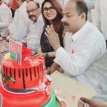 Kajal Nishad Instagram - समाजवादी पार्टी के राष्ट्रीय अध्यक्ष पूर्व मुख्यमंत्री नेता प्रतिपक्ष माननीय श्री अखिलेश यादव जी का जन्मदिन।समाजवादी पार्टी कार्यालय गोरखपुर में केक काटकर एक दूसरे को खिला कर मनाया गया उपस्थित सभी वरिष्ठ नेता गण व कार्यकर्ता साथियों , बुथ प्रभारी, सेक्टर प्रभारी, सेक्टर सह प्रभारी, जोन प्रभारी एवं विधानसभा में संगठन के सभी सम्मानित गण का कोटि कोटि धन्यवाद 🙏 श्री अखिलेश यादव जिंदाबाद 🇧🇾समाजवादी पार्टी जिंदाबाद 🚴