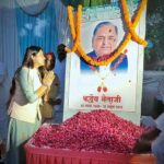 Kajal Nishad Instagram - अन्याय के खिलाफ आजीवन संघर्ष करने वाले महान समाजवादी नेता समाज वादी पार्टी के संस्थापक पूर्व मुख्य मंत्री धरती पुत्र श्रद्धेय नेताजी के चरणों में कोटि कोटि नमन। विनम्र श्रद्धांजलि शत शत नमन 🙏 💐💐🌹🙏🌹💐💐 श्रद्धेय नेताजी अमर रहें।