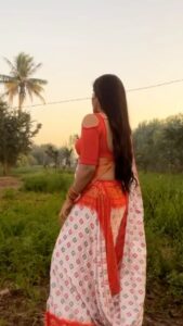 Kajal Raghwani Instagram - Gore hathwa par naam sajanwa ke ✨♥️ #kajalraghwani #love #fun #reelsinstagram #reeloftheday 😇