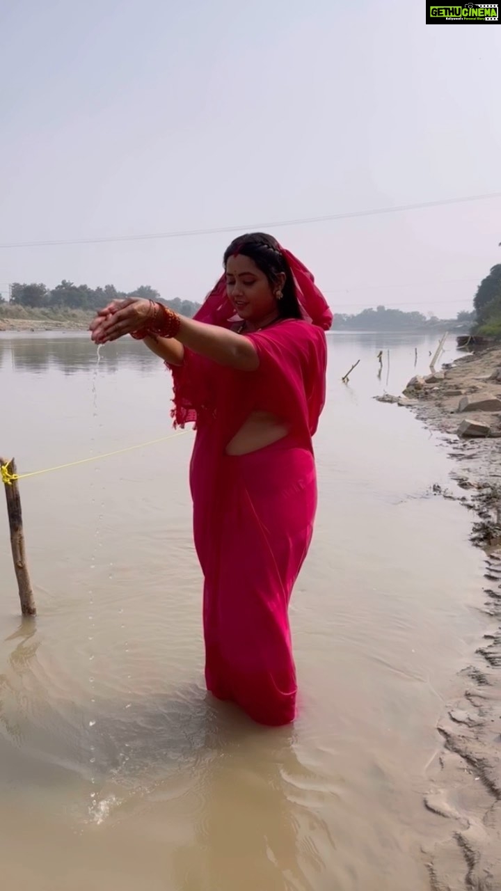 Kajal Raghwani Instagram - ☀️ ॐ ऐही सूर्यदेव सहस्त्राशो तेजो राशि जगत्पते। अनुकम्पय मां भक्त्या गृहणार्ध्य दिवाकरः ।। ☀️☘️🙏 ॐ सूर्याय नमः ☀️ ॐ आदित्याय नमः ☀️ ॐ नमो भास्कराय नमः ☀️ अर्घ्य समर्पयामि ।। ☀️ ☀️☘️🙏जो हैं जगत के तारण हार, सात घोड़ों की है जिनकी सवारी, ना कभी रुके, ना कभी देर करें, ऐसे हैं हमारे सूर्य देव, आओ मिल कर करें, इस छठ पूजा पर उनकी पूजा छठ पूजा की शुभकामनाएं !! 🙏☘️☀️ जय छठी मईया ☀️ छठ महापर्व की ढेरों शुभकामनाएं ☀️ #chhathpuja #chhathmahaparv #chhathpujakisubhkamnayen #☀️