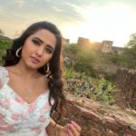 Kajal Raghwani Instagram - ✨️🧿 ⛅️ बादलों में छुप रहा है जाने क्यूँ ।। Love love and only love to you all ❤️☘️ Sukoon 🐒 Agori Fort