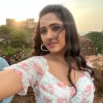 Kajal Raghwani Instagram - ✨️🧿 ⛅️ बादलों में छुप रहा है जाने क्यूँ ।। Love love and only love to you all ❤️☘️ Sukoon 🐒 Agori Fort