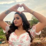 Kajal Raghwani Instagram - ✨️🧿 ⛅️ बादलों में छुप रहा है जाने क्यूँ ।। Love love and only love to you all ❤️☘️ Sukoon 🐒 Agori Fort