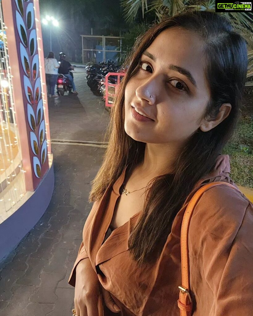 Kajal Raghwani Instagram - ☘️🧿✨️ In three words I can sum up everything I've learned about life : It Goes On ... 🤞💖 Good night sweet dreams lots of Love ❤️ #kajalraghwani #blessed #😇