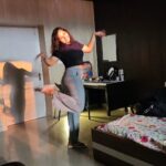 Kajal Raghwani Instagram - ☀️ Kal nahi aaye the tum 😔 🌞 but aaj I'm happyyyyyyyy happpyyyyyy happpppyyyyy 😃😄😁 ✨️