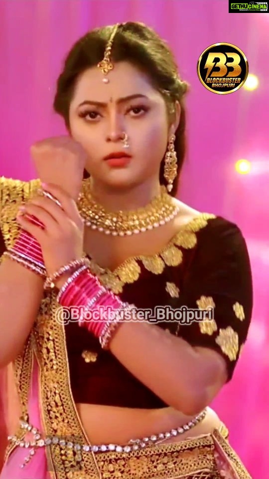 Kajal Yadav Instagram - #Video - मुँह देखाई 💓💓 . . Follow : @blockbuster_bhojpuri . . Credit : @kajalyadav_ky . . . . . . . #kajalyadav #love #newsong #viralreels #instagood #bhojpuri #viralpost #trending #trendingreels #trend #bihar #explore #exploremore #blockbusterbhojpuri