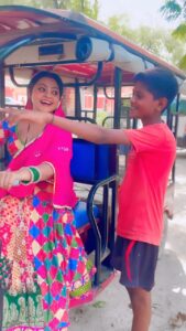 Kajal Yadav Instagram - Kis kis sawari leni hai ajao 🤪🙈😍 
Kajal riskshawwali ⛔️⚠️ 😂 

#funonset #reels #justforfun #kajalyadav