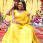 Kajal Yadav Instagram - Agar koi sikhe to apse sikhe jameen pe pau kaise rakhte hai ,,apno ko to pyr sab dete gairo ko apna kaise karte hai.... seriously aapke pyr ko hats of...love u kajal je