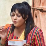 Kajal Yadav Instagram - Ye mithai ka naam kya hai bataiye ???🤷🏻‍♀️😁 📸Still from upcoming film “ Pinjra “ 🎬 #picoftheday #instamood #instagood #photography #sweets #guess #still #kajalyadav #bhojpuri #bhojpuriactress #kajalyadav #kajalyadavbhojpuri #goodafternoon #filmmaker #pinjra