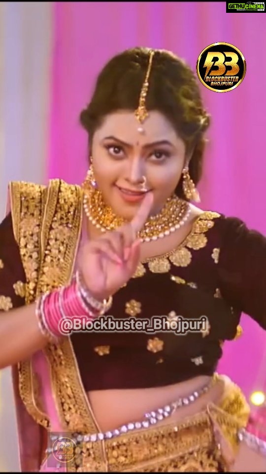 Kajal Yadav Instagram - #Video - मुँह देखाई 💓💓 . . Follow : @blockbuster_bhojpuri . . Credit : @kajalyadav_ky . . . . . . . #kajalyadav #love #newsong #viralreels #instagood #bhojpuri #viralpost #trending #trendingreels #trend #bihar #explore #exploremore #blockbusterbhojpuri