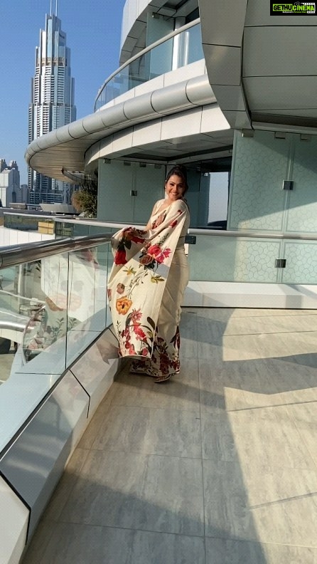 Kajol Instagram - There’s just something about a beautiful saree that makes you feel so ultra feminine, the twirling comes naturally.. Try it! #sexysaree #sunlighthitsright #sunkissed