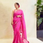 Kajol Instagram - Six yards of pure elegance 💕 #saptami #durgapuja #pandalmagic Hair: @sangeetahairartist Stylist: @radhikamehra Photographer: @nupuragarwal__ Outfit: @punitbalanaofficial