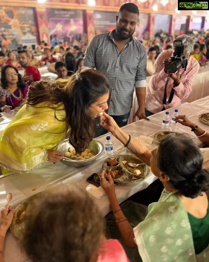 Kajol Instagram - Day 2 and the madness continues .. so many people being fed, praying and all with family .. it’s an experience! Love our pujas for all of it . #durgaashtami #durgapuja #itsallaboutfaith