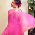 Kajol Instagram – Six yards of pure elegance 💕

#saptami #durgapuja #pandalmagic 

Hair: @sangeetahairartist 
Stylist: @radhikamehra 
Photographer: @nupuragarwal__
Outfit: @punitbalanaofficial
