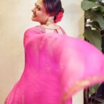 Kajol Instagram - Six yards of pure elegance 💕 #saptami #durgapuja #pandalmagic Hair: @sangeetahairartist Stylist: @radhikamehra Photographer: @nupuragarwal__ Outfit: @punitbalanaofficial