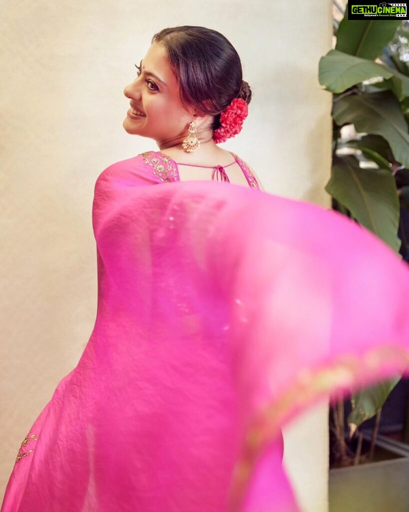 Kajol Instagram - Six yards of pure elegance 💕 #saptami #durgapuja #pandalmagic Hair: @sangeetahairartist Stylist: @radhikamehra Photographer: @nupuragarwal__ Outfit: @punitbalanaofficial