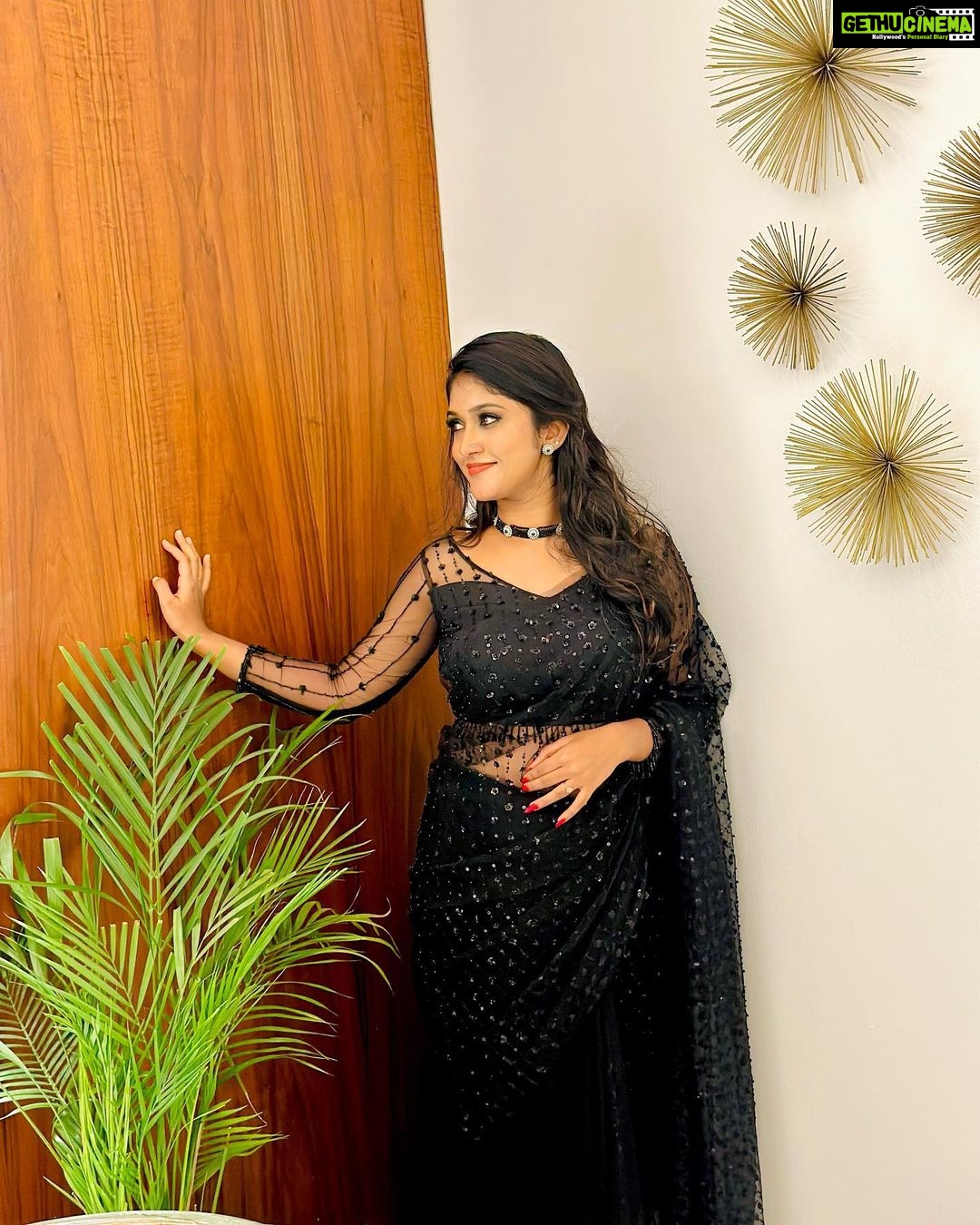 Kalyani Anil Instagram - Step into your dream…✨🖤 Saree @geesahh_designs Neckset @blushingtone_rentals 📸 @deepthi8934 Dubai, United Arab Emirates