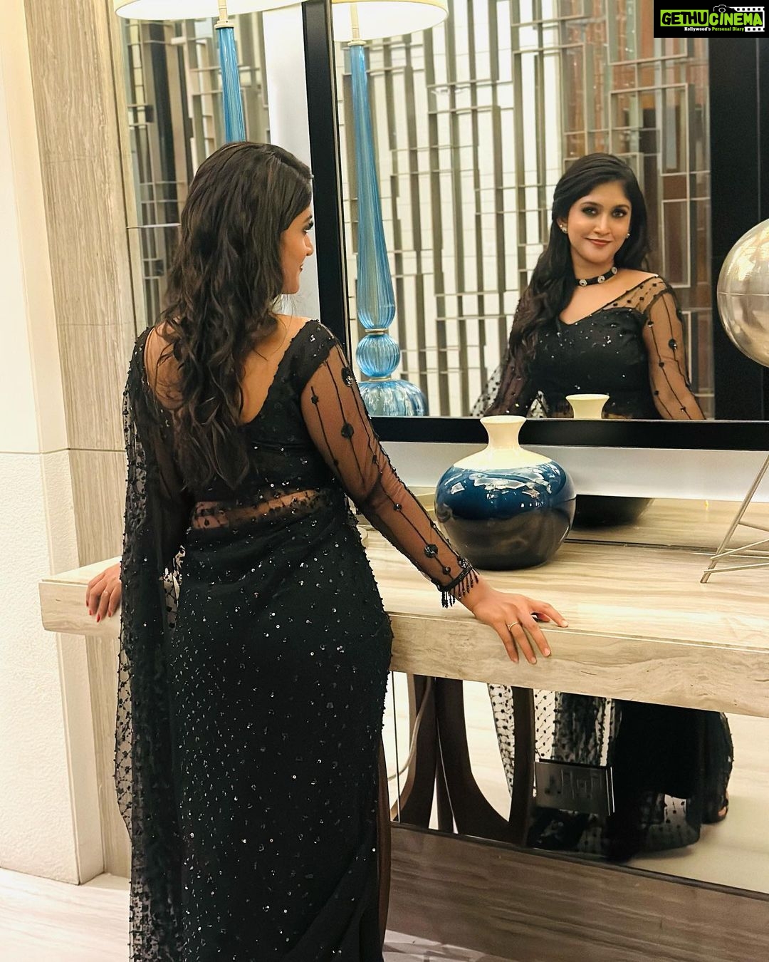 Kalyani Anil Instagram - Step into your dream…✨🖤 Saree @geesahh_designs Neckset @blushingtone_rentals 📸 @deepthi8934 Dubai, United Arab Emirates