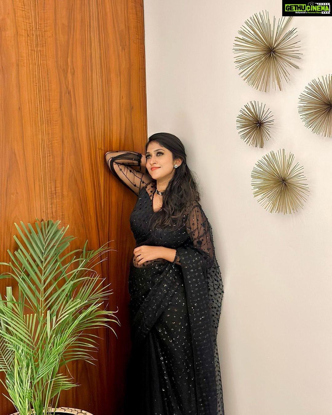 Kalyani Anil Instagram - Step into your dream…✨🖤 Saree @geesahh_designs Neckset @blushingtone_rentals 📸 @deepthi8934 Dubai, United Arab Emirates