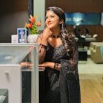 Kalyani Anil Instagram - Siima Awards 2023 🖤✨ #siimawards2023 Saree @geesahh_designs Jewellery @blushingtone_rentals Makeup @abeeha_mamoon #siimaawards #dubai Dubai, United Arab Emirates